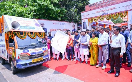 ରାଜ୍ୟସ୍ତରୀୟ ପ୍ରବେଶ ଉତ୍ସବ ଓ ଖଡିଛୁଆଁ କାର୍ଯ୍ୟକ୍ରମରେ ପିଲାଙ୍କୁ ଖଡି ଛୁଆଁଇଲେ ମୁଖ୍ୟମନ୍ତ୍ରୀ,,