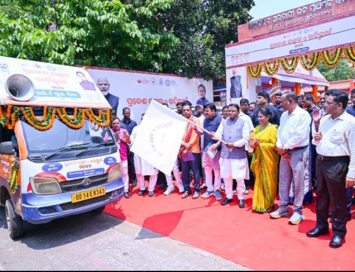 ରାଜ୍ୟସ୍ତରୀୟ ପ୍ରବେଶ ଉତ୍ସବ ଓ ଖଡିଛୁଆଁ କାର୍ଯ୍ୟକ୍ରମରେ ପିଲାଙ୍କୁ ଖଡି ଛୁଆଁଇଲେ ମୁଖ୍ୟମନ୍ତ୍ରୀ,,