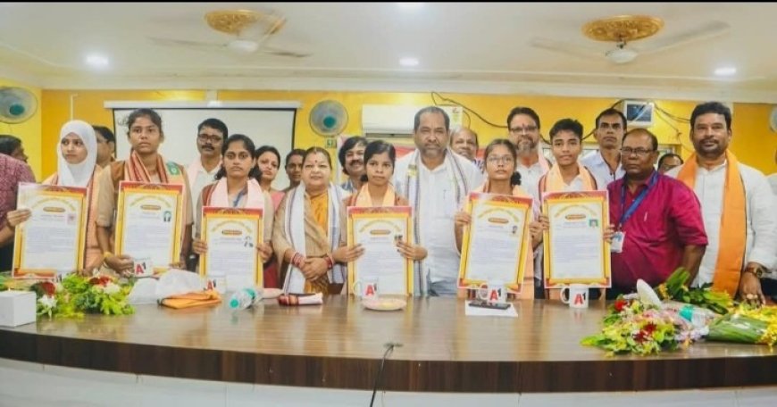 ବଡଚଣା ବ୍ଲକ ରେ ଏ-୧ପାଇଥିବା ୬ ଜଣ ଛାତ୍ର ଛାତ୍ରୀ ଙ୍କୁ ପ୍ରତିଭା ସମ୍ମାନ ପ୍ରଦାନ।