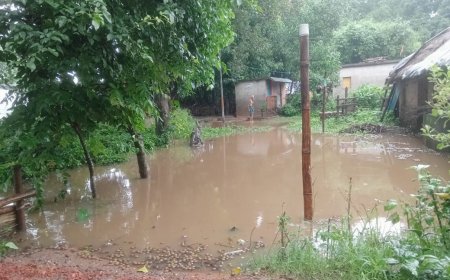 ସାହାପଡା ଗୋଲା ଦାଣ୍ଡ ଠାରୁ ଜୟନ୍ତୀ ପାଠାଗାର ପର୍ଯ୍ୟନ୍ତ ରାସ୍ତାରେ ଆଣ୍ଠୁ ଆଏ ପାଣି।