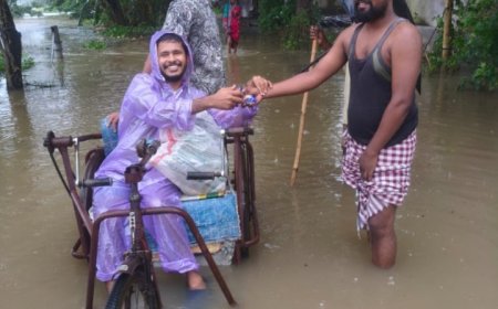 ବନ୍ୟାରେ ରିଲିଫ୍ ବାଣ୍ଟିଲେ ଭିନ୍ନ କ୍ଷମ ଶ୍ରୀକ୍ଷେତ୍ର ସାହୁ ,