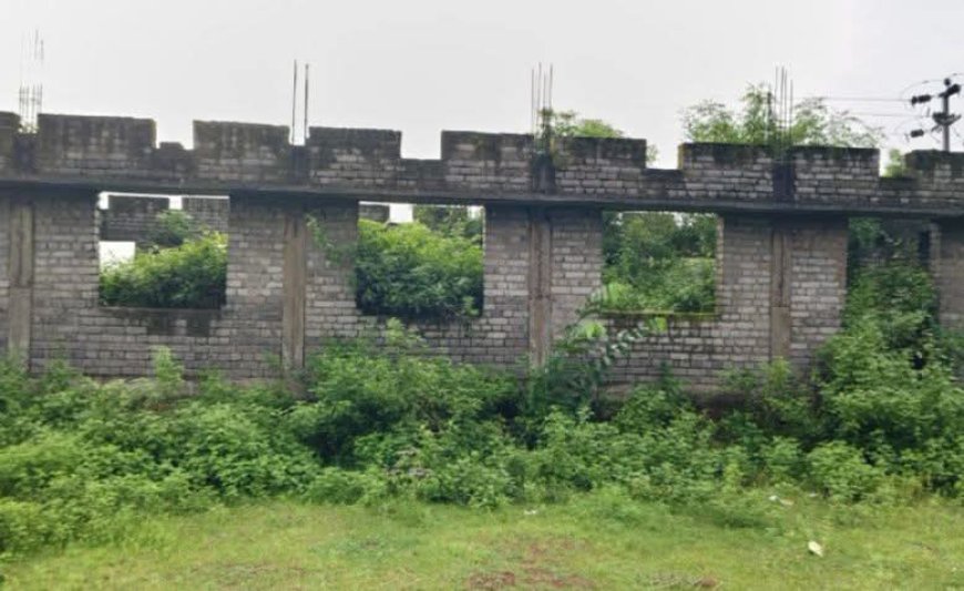 ଶିଳାନ୍ୟାସର ୫ ବର୍ଷ ପରେ ବି ଅଧାପନ୍ତରିଆ ହୋଇ ପଡ଼ିଛି ଶିକ୍ଷକ ଭବନ,ଶିକ୍ଷକ ମହଲରେ ଅସନ୍ତୋଷ।